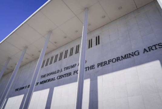 Pendapatan Pusat Seni Kennedy Center Turun Tajam Setelah Ganti Nama Jadi Trump